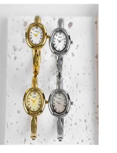 Detalle de relojes brazalete ovales GEDI con números romanos en acabados oro y plata