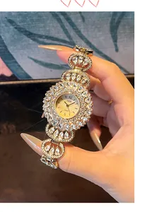 Detail van luxe GEDI-kwartshorloge met fonkelende kristallen en gouden bloemvormige kast