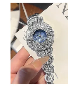 Detail van GEDI horloge met blauwe wijzerplaat en met strass bezette horlogeband