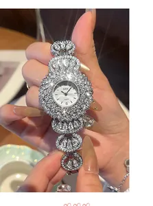 Macro-opname van zilveren GEDI-horloge met luxe strass-steentjes en sterrenwijzerplaat
