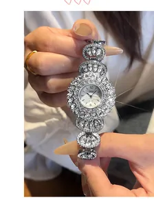 Detailopname van een zilveren GEDI quartz horloge met sprankelende zirkonia en parelmoer wijzerplaat