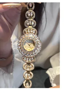Detailopname van GEDI gouden luxe horloge met strass-bezel en kristallen armband voor dames