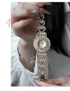 Macro detail van GEDI horloge in champagnegoud met volledige diamanten en parelmoer