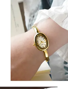 Detalle macro del reloj GEDI ovalado dorado vintage con números romanos y brazalete