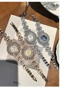 Macro-weergave van vier GEDI kwartshorloges met strass-bezels en parelmoeren wijzerplaten