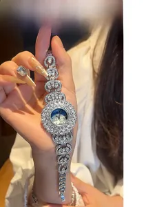 Detailopname van luxe horloge met hartvormige band en blauwe gradiënt wijzerplaat