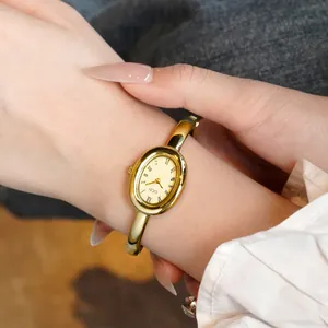 Reloj de pulsera ovalado vintage dorado para mujer con números romanos y esfera