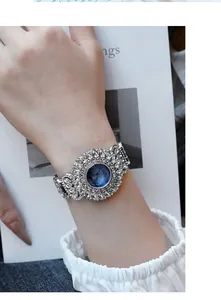 Detailweergave van het luxe GEDI-horloge met blauwe wijzerplaat en zilveren kristallen
