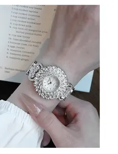 Detail van GEDI luxe kwartshorloge met strass bloembladen en parelmoeren wijzerplaat