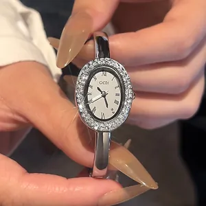 GEDI Luxus-Damenuhr in Ovalform mit glitzernden Diamanten und silbernem Armreif-Design