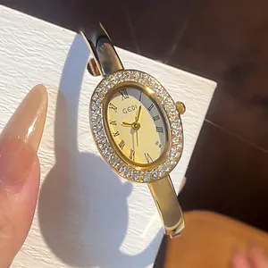 Montre jonc dorée élégante pour femme avec lunette en strass et chiffres romains