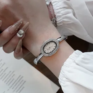 Elegante silberne ovale Spangenohr mit Strasslünette und römischen Ziffern für Damen