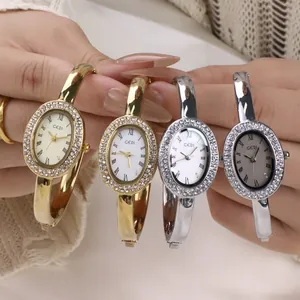 Elegante ovale Armreifenuhr für Damen mit glitzernder Kristalllünette und römischen Ziffern