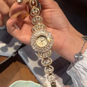 Luxe GEDI dameshorloge in goudkleur met schitterende strasstenen en een wijzerplaat van parelmoer