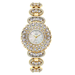 Elegant goudkleurig dameshorloge met kristallen armband en wijzerplaat van wit parelmoer