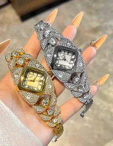 Vue détaillée des montres carrées argent et or serties de diamants étincelants