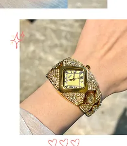 Gros plan d'une montre à quartz dorée ornée de cristaux sur un poignet féminin