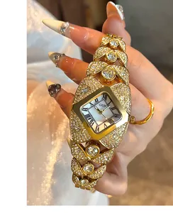 Vue macro de la montre quartz GEDI dorée avec lunette en diamants et cadran à chiffres romains