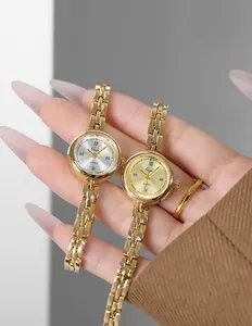 Primo piano degli orologi Gedi vintage in oro con quadranti rotondi e numeri romani