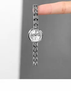 Dettaglio dell'orologio Gedi in lega d'argento vintage con quadrante bianco e numeri romani