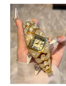Vue rapprochée de la montre à quartz GEDI dorée de luxe avec cadran carré serti de cristaux