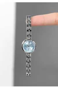 Dettaglio di un piccolo orologio vintage da donna con quadrante azzurro e cinturino argento