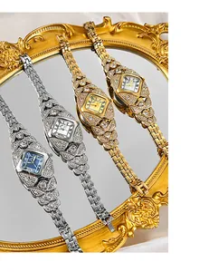 Vue macro de quatre montres GEDI serties de diamants avec boîtier rétro sur miroir doré