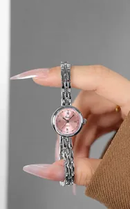 Dettaglio dell'orologio vintage da donna con quadrante rosa e cinturino a catena argento