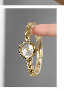 Vista macro dell'orologio Gedi dorato con quadrante bianco e numeri romani