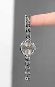 Macro di un orologio al quarzo vintage argento con quadrante oro champagne e numeri romani