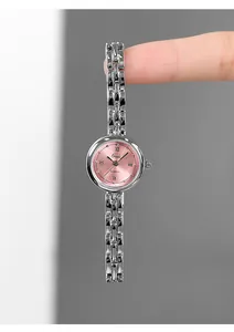 Dettaglio dell'orologio da polso sottile in argento con quadrante rosa Gedi