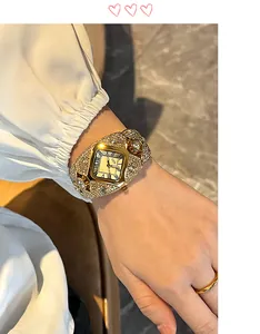 Vue détaillée d'une montre à quartz carrée dorée avec bracelet serti de diamants