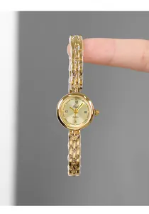 Dettaglio dell'orologio Gedi vintage in oro con quadrante romano e catena a maglie