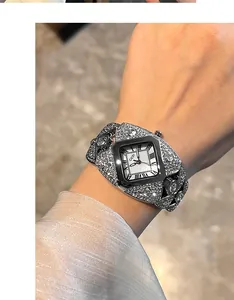 Détail d'une montre bracelet argentée sertie de strass avec cadran à chiffres romains