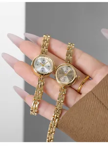 Dettaglio dell'orologio Gedi con cinturino dorato sottile e quadrante con numeri romani
