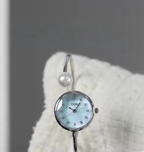 Dettaglio dell'orologio GEDI argento con quadrante in madreperla e perla decorativa