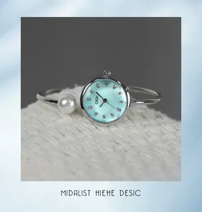 Dettaglio dell'orologio rigido argento GEDI con quadrante verde menta e perla