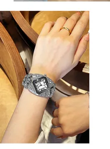 Gros plan d'une montre à quartz carrée argentée avec bracelet diamanté au poignet