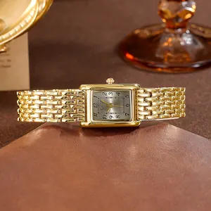 Montre bracelet à quartz vintage pour femme avec cadran carré et fini doré chic