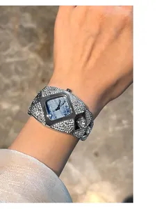Gros plan d'une montre de luxe GEDI argentée avec cadran bleu et cristaux étincelants