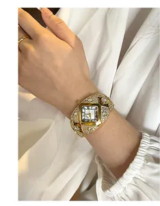 Vue détaillée de la montre bracelet GEDI dorée sertie de strass avec cadran carré rétro