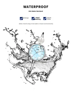 Dettaglio dell'orologio GEDI che mostra l'impermeabilità 30m con spruzzi d'acqua vivi