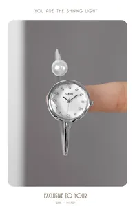 Dettaglio orologio a bracciale argento con quadrante in madreperla e perla decor