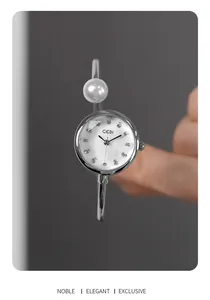 Dettaglio macro dell'orologio a bracciale in argento con quadrante in madreperla