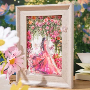 Decoratieve 3D houten lijst met prinses in bloemenveld en een ruimtelijke vlinder