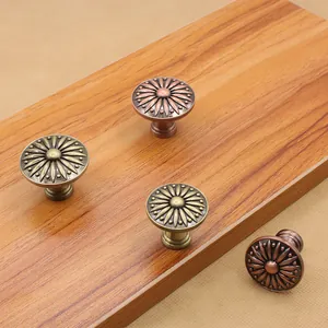 Pomelli per mobili in bronzo antico con rilievo floreale su pannello in legno