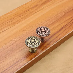 Dettaglio di pomelli vintage in lega di zinco con decori floreali in bronzo antico