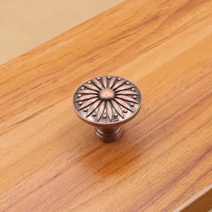 Dettaglio del pomello per mobili in bronzo antico con motivo floreale a sbalzo