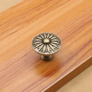 Dettaglio del pomello per mobili in bronzo antico con motivo floreale su legno