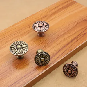 Pomelli antichi incisi a fiori in bronzo e rame per mobili e cassetti della cucina
